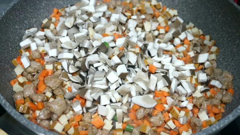 秘制千刀肉,将豆腐干胡萝卜倒入翻炒几下，再倒入平菇在锅中翻炒。
