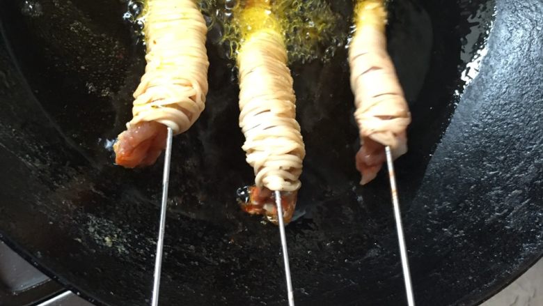 金丝缕虾,油热下锅 定型