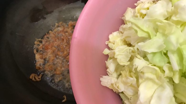 蚝油手撕卷心菜海米炒蚕豆,下卷心菜，转中大火