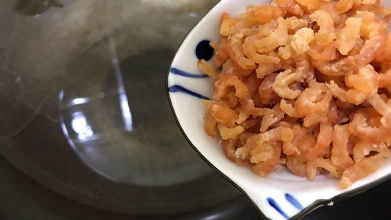 蚝油手撕卷心菜海米炒蚕豆,起油锅，热锅凉油，下海米