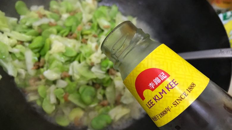 蚝油手撕卷心菜海米炒蚕豆,两三分钟后打开锅盖，加入适量蚝油