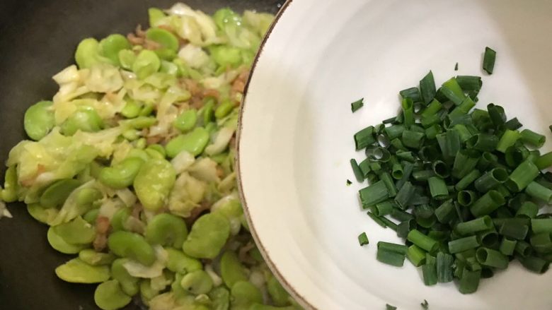蚝油手撕卷心菜海米炒蚕豆,加入小葱，翻炒均匀，即可