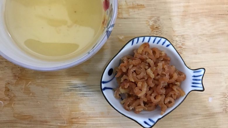 蚝油手撕卷心菜海米炒蚕豆,捞出浸泡好的海米，控干水分，浸泡的水不要倒掉，回头要用的