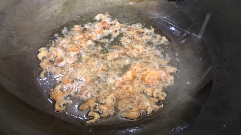 蚝油手撕卷心菜海米炒蚕豆,小火煸炒至海米变色