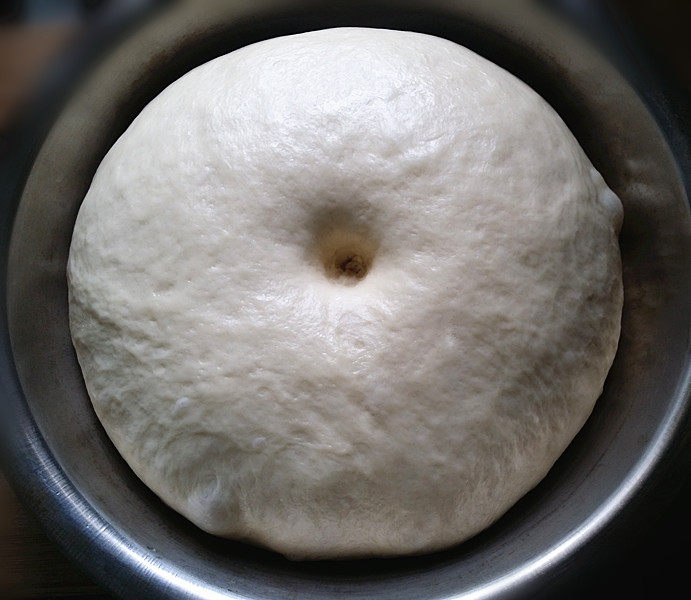 香葱火腿芝士面包,取出搓圆、盖膜保湿、室温发酵至2.5倍大