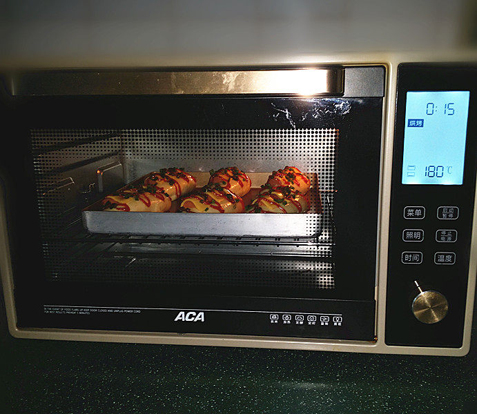 香葱火腿芝士面包,送入预热好的烤箱中层：180度、上下火、烤15分钟左右