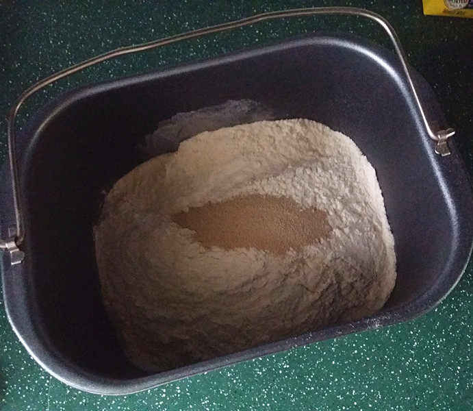 香葱火腿芝士面包,将主料除黄油以外的食材放入面包桶