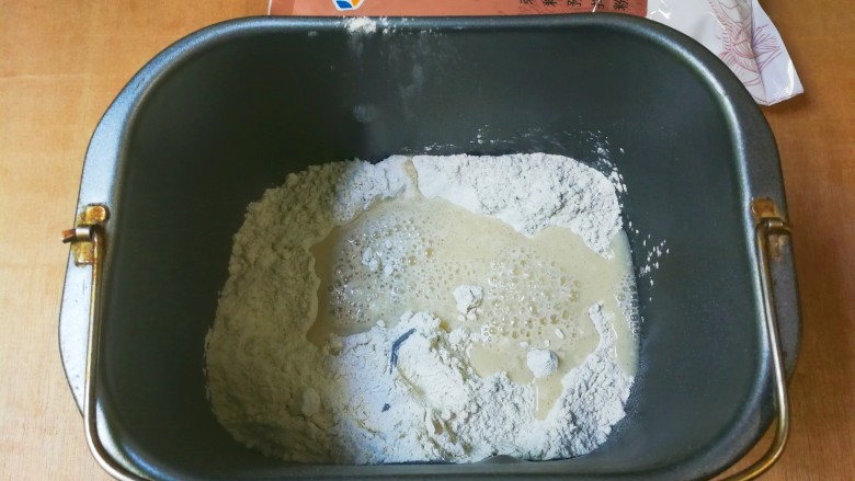 荞麦荷叶饼,放入发酵粉水