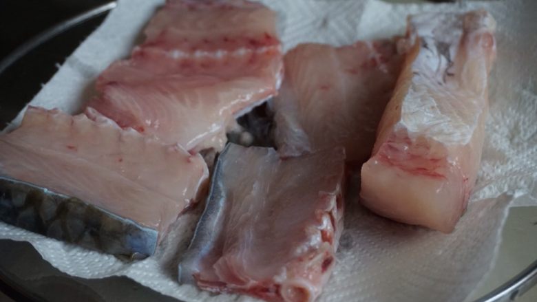 豆角焖鱼,鱼肉用盐腌之后，若有水份溢出，再用厨房纸巾吸干水分