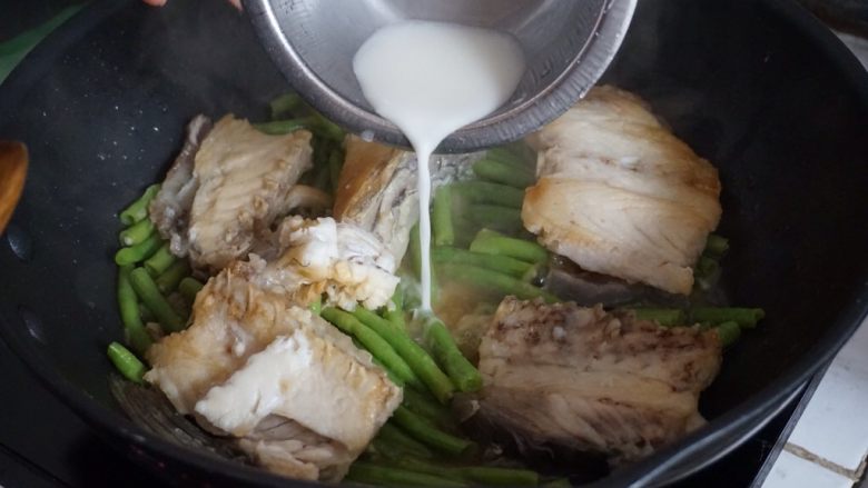 豆角焖鱼,焖煮10分钟后，用生粉兑水勾芡倒入。
