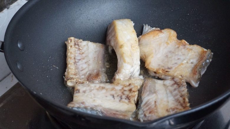 豆角焖鱼,两面煎至金黄，放入姜蒜。