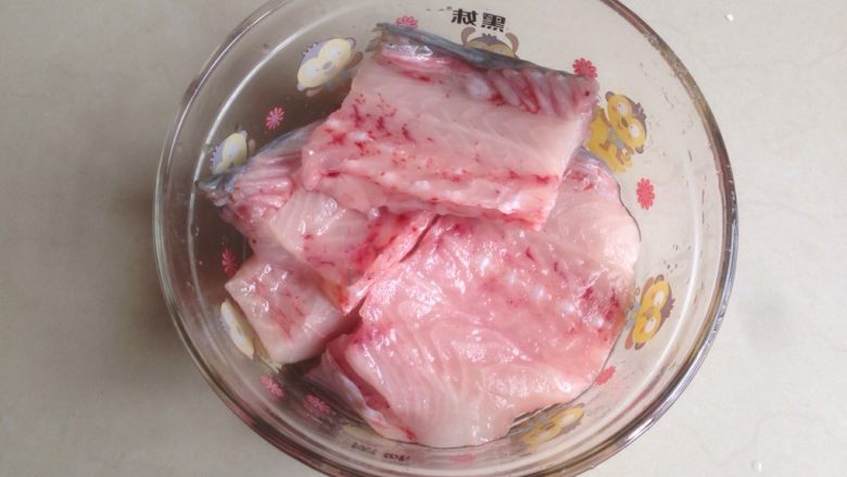 豆角焖鱼,鱼肉洗干净，用厨房纸吸干水分之后，再用盐腌15至20分钟左右。
