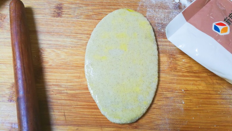 荞麦荷叶饼,取一份手擀椭圆形，刷上菜籽油