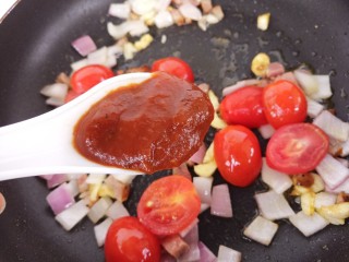 了不起的小番茄～小番茄炒洋葱香肠,翻炒几下，加一勺意大利面酱