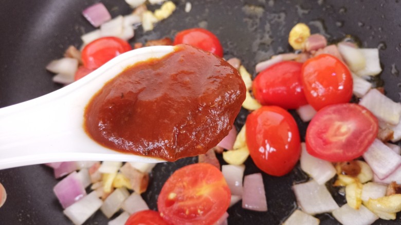 了不起的小番茄～小番茄炒洋葱香肠,翻炒几下，加一勺意大利面酱