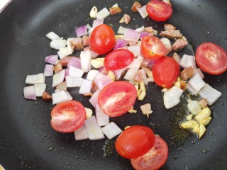 了不起的小番茄～小番茄炒洋葱香肠,翻炒几下，再加入小番茄