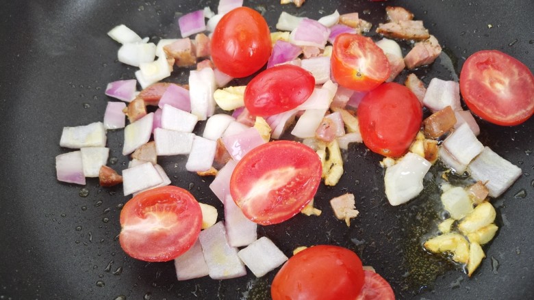 了不起的小番茄～小番茄炒洋葱香肠,翻炒几下，再加入小番茄