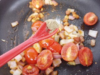 了不起的小番茄～小番茄炒洋葱香肠,半勺胡椒粉