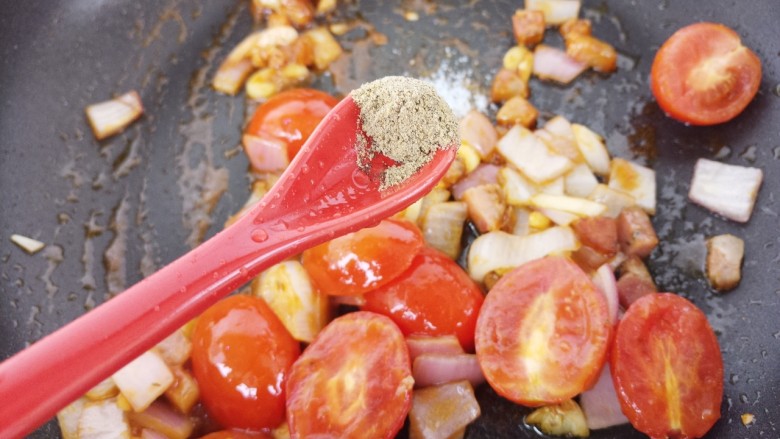 了不起的小番茄～小番茄炒洋葱香肠,半勺胡椒粉