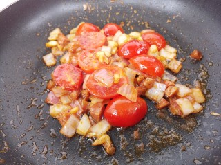 了不起的小番茄～小番茄炒洋葱香肠,炒匀