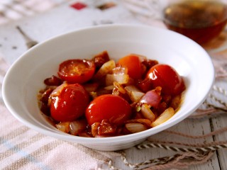了不起的小番茄～小番茄炒洋葱香肠,装盘可以吃了，最好配一碗意大利面