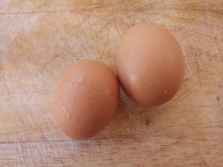 紫菜玉米汤,先准备两个鸡蛋
