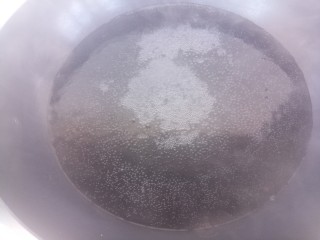 紫菜玉米汤,锅里烧水