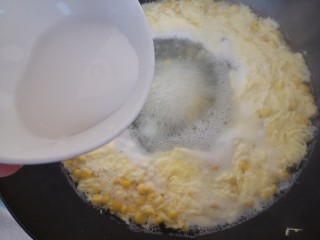 紫菜玉米汤,不停的搅拌鸡蛋液，然后加调好的水淀粉