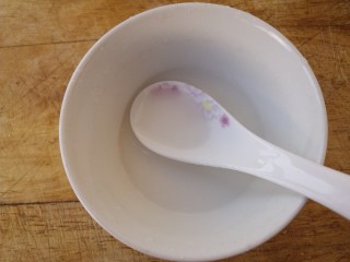 紫菜玉米汤,兑一勺水，搅拌均匀，备用
