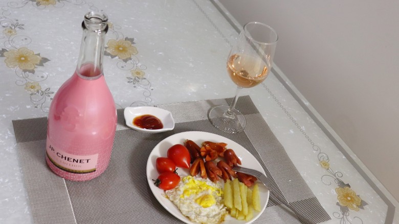 章鱼小香肠,装盘摆盘，搭配气泡葡萄酒完美。