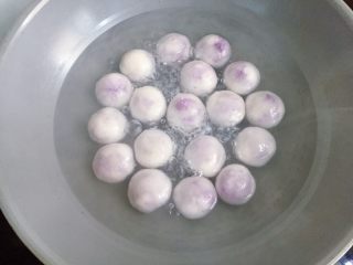 紫薯水晶汤圆,煮至汤圆全部浮起并开始显色时，关火加盖焖5～8分钟，汤圆会越焖越通透显色