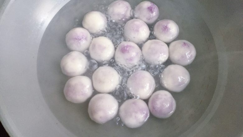 紫薯水晶汤圆,煮至汤圆全部浮起并开始显色时，关火加盖焖5～8分钟，汤圆会越焖越通透显色