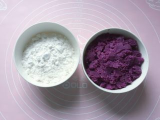 紫薯水晶汤圆,称量好木薯粉