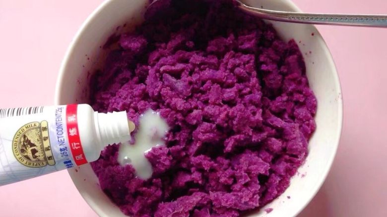 紫薯水晶汤圆,将蒸熟的紫薯趁热用勺子压成泥，然后加入适量炼乳拌匀