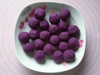 紫薯水晶汤圆,将紫薯泥分为每个15克左右，然后滚圆