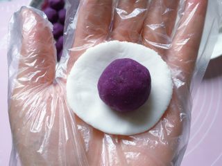 紫薯水晶汤圆,放上一个紫薯泥
