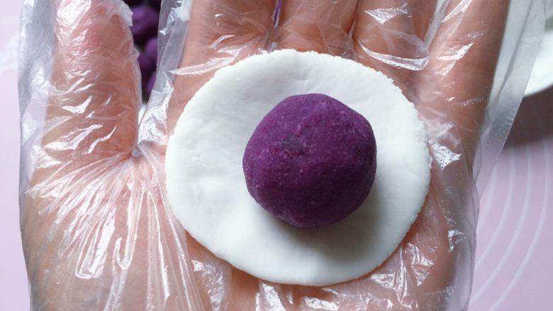紫薯水晶汤圆,放上一个紫薯泥