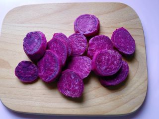 紫薯水晶汤圆,先将紫薯去皮洗净,切成薄片,上锅隔水蒸熟