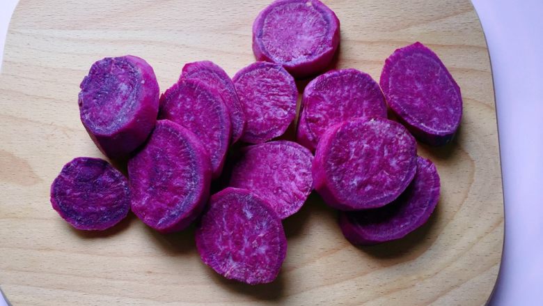 紫薯水晶汤圆,先将紫薯去皮洗净,切成薄片,上锅隔水蒸熟