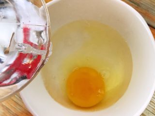 虾仁鸡蛋羹,鸡蛋加入约1.5倍温水和适量食盐搅拌均匀。