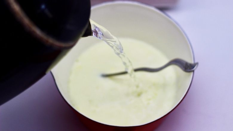 网红炒鲜果酸奶,在融化的奶粉里，倒入800克开水慢慢搅拌均匀