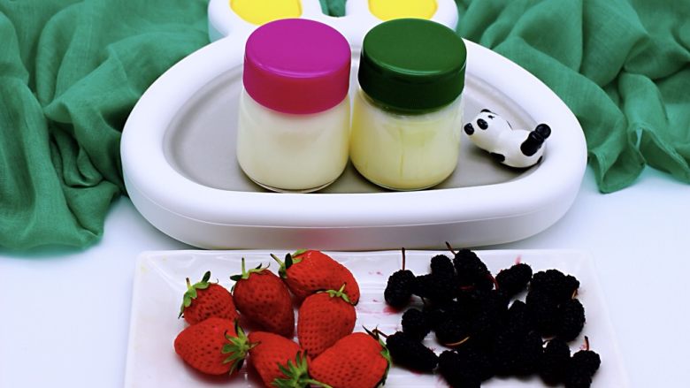 网红炒鲜果酸奶,酸奶做好了，我们现在就开始炒酸奶了，平常的时候我都是把炒冰机（小白锅）放入冰箱冷冻的，想吃炒酸奶了，就把它拿出来炒，特别方便，现在准备好炒酸奶的食材，<a style='color:red;display:inline-block;' href='/shicai/ 592'>草莓</a>、<a style='color:red;display:inline-block;' href='/shicai/ 621'>桑葚</a>和自己做的酸奶（自己不会做酸奶的可以买老酸奶或者是浓稠一点的酸奶制作）；