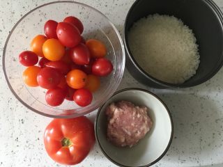 番茄肉沫饭,准备食材：小番茄，一个大番茄，肉沫，米饭。