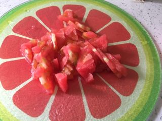 番茄肉沫饭,切成薄片。