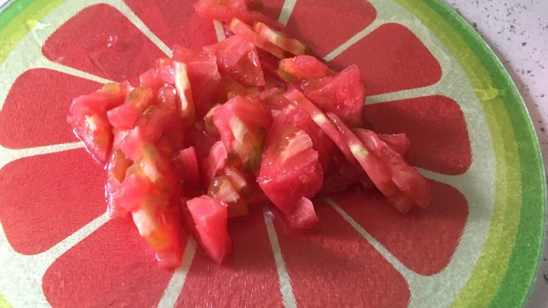 番茄肉沫饭,切成薄片。