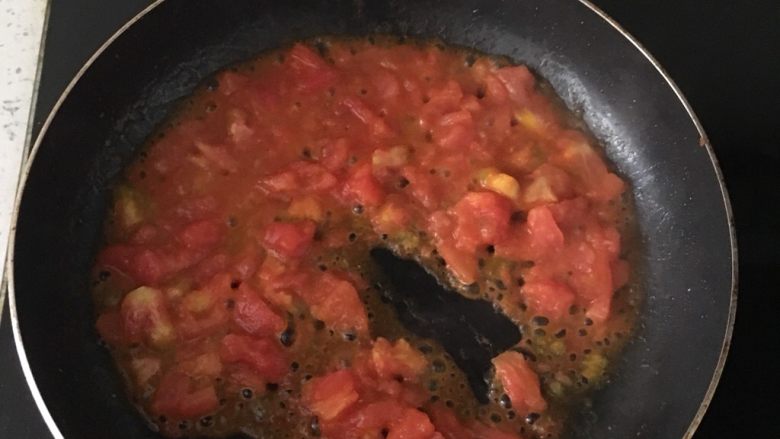 番茄肉沫饭,开始炒西红柿，边炒边用锅铲捣碎。成这个样子。