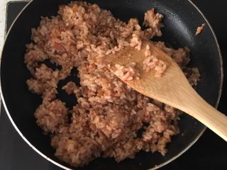 番茄肉沫饭,开始倒入米饭，和肉沫，加入少许盐，胡椒，味精，翻炒均匀。