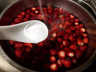 自制草莓果酱,盆中加水，再加一勺食盐浸泡五分钟，去除残留的农药。