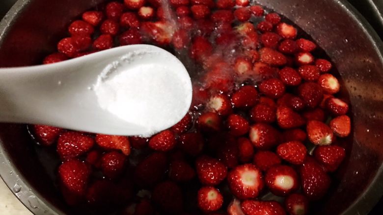 自制草莓果酱,盆中加水，再加一勺食盐浸泡五分钟，去除残留的农药。
