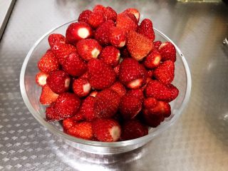 自制草莓果酱,草莓摘蒂。
